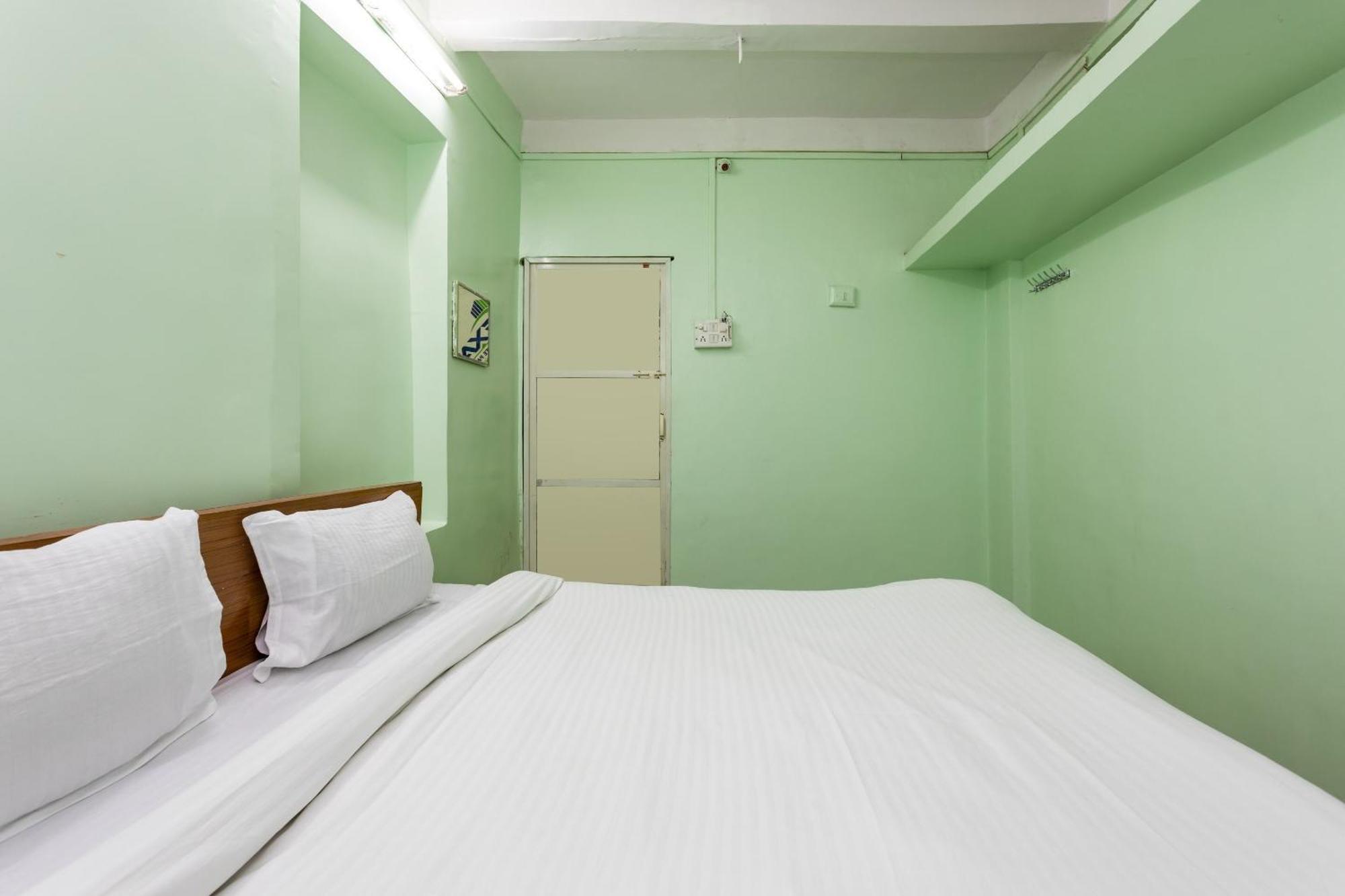 Spot On Hotel Sawera Індаур Екстер'єр фото