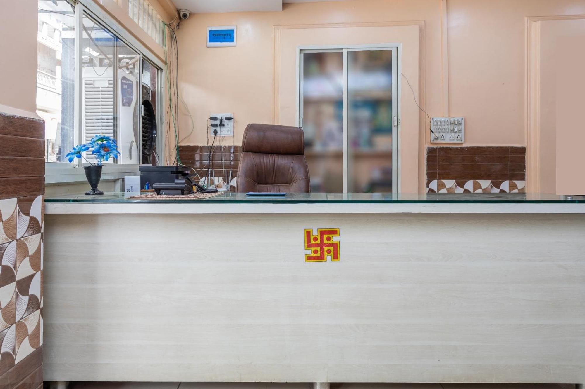 Spot On Hotel Sawera Індаур Екстер'єр фото