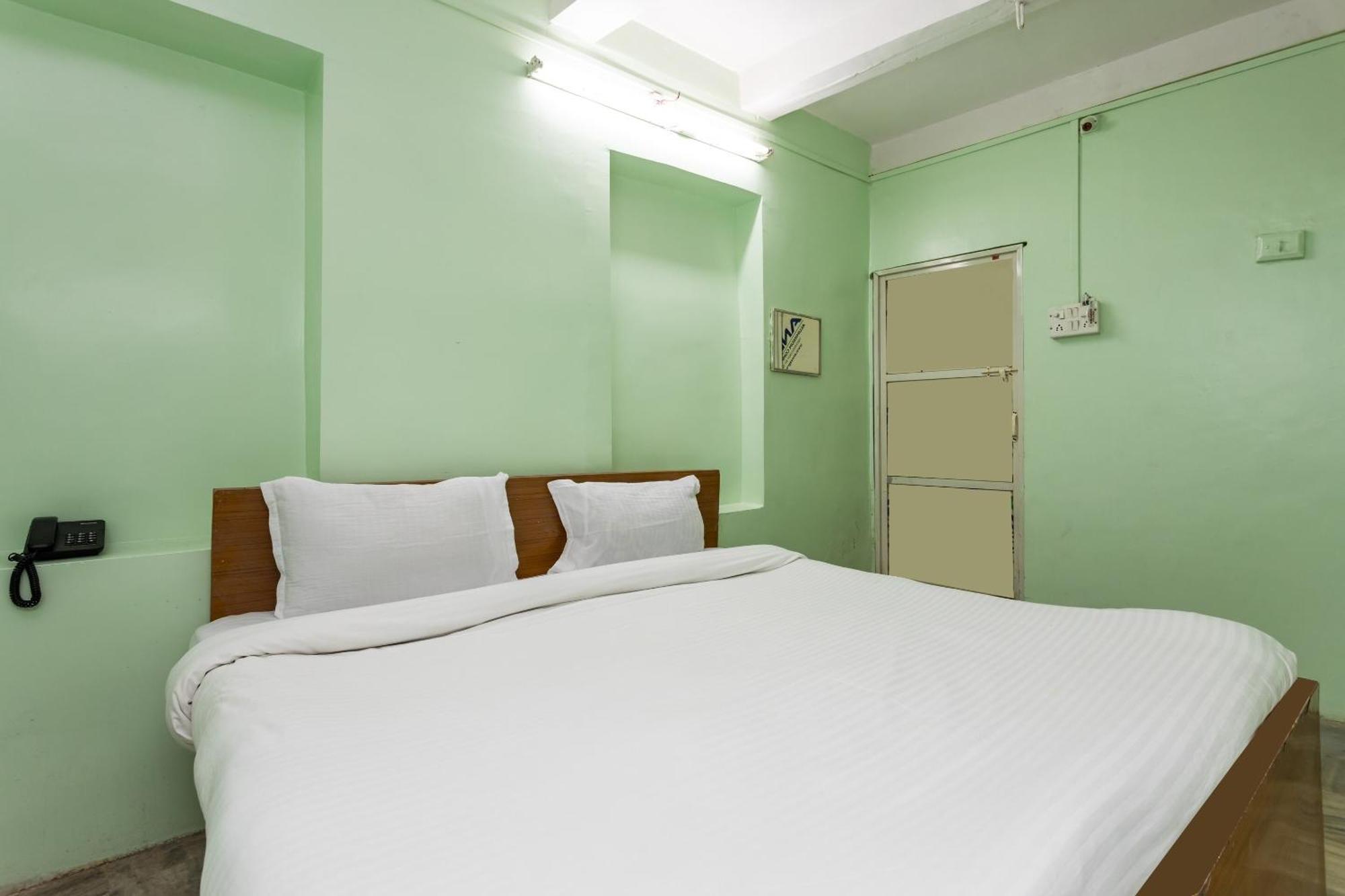 Spot On Hotel Sawera Індаур Екстер'єр фото