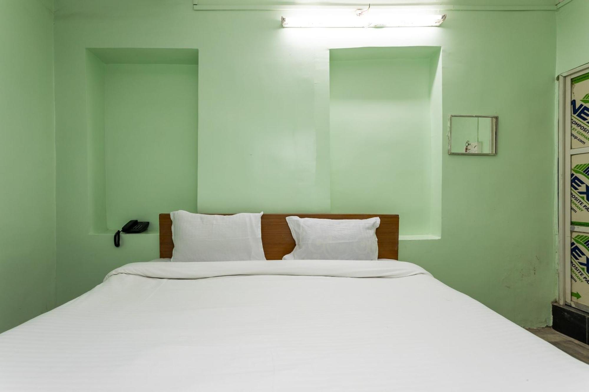 Spot On Hotel Sawera Індаур Екстер'єр фото