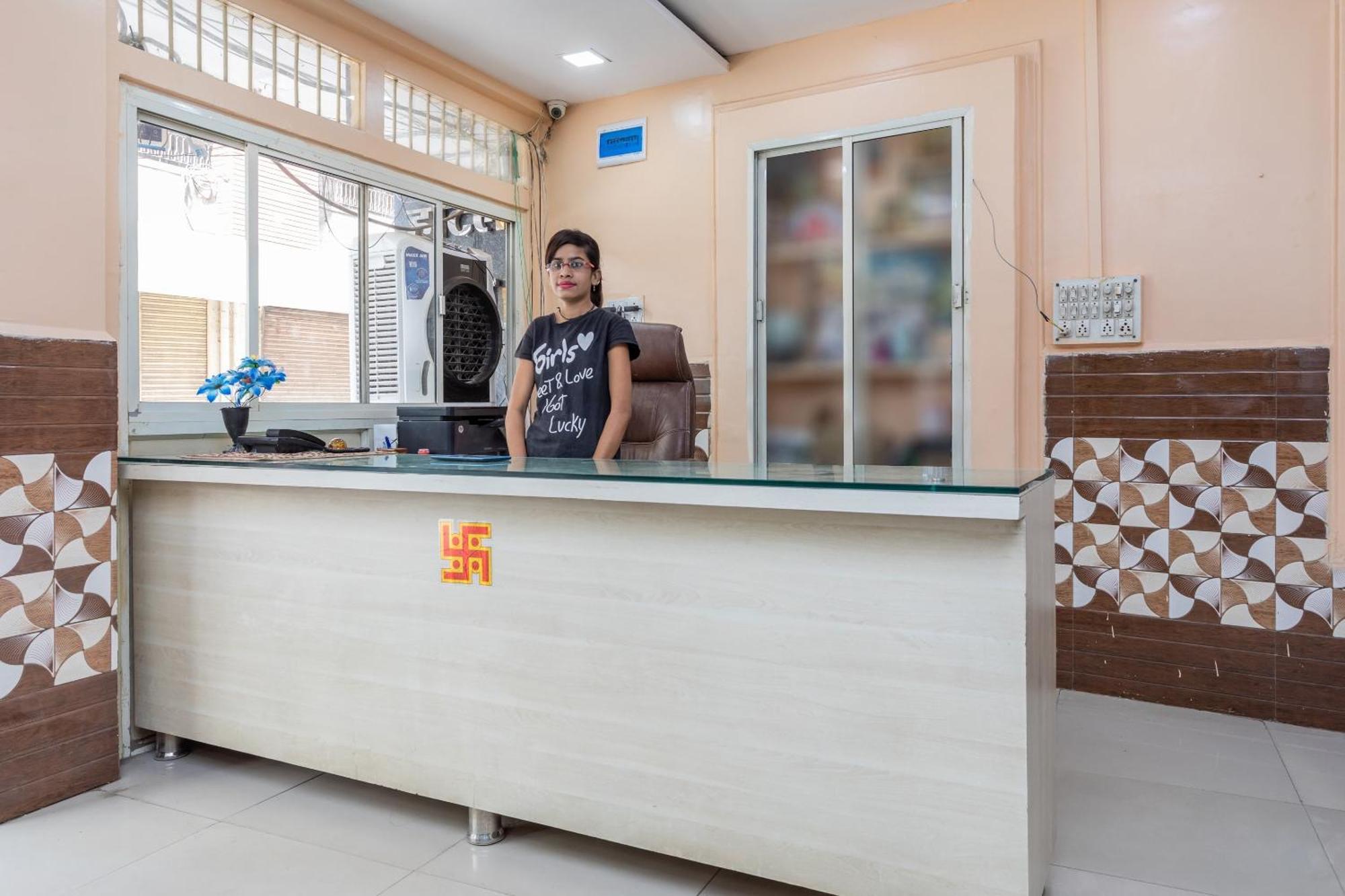 Spot On Hotel Sawera Індаур Екстер'єр фото